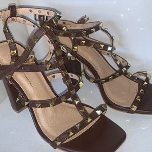 Brown block heel decorated with gold